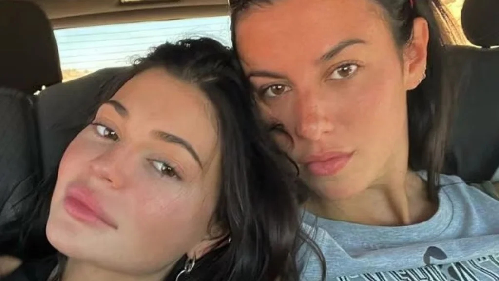 ¡Lo hizo de nuevo! Kylie Jenner presume su perfecto español junto a Victoria Villarroel